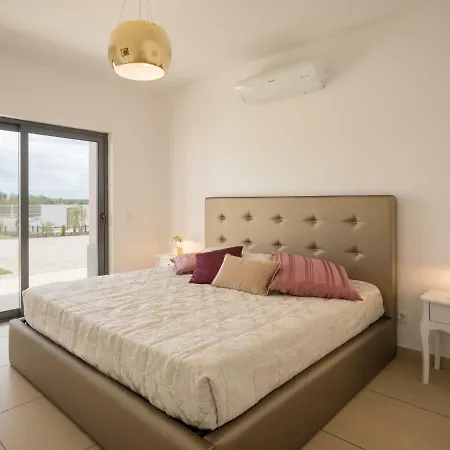 فيلة Dream House ألكانتيريا